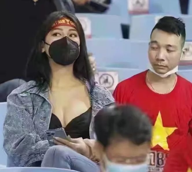 破案了，在中国男足对阵越南中一夜爆红的美女球迷是谁？大有来头