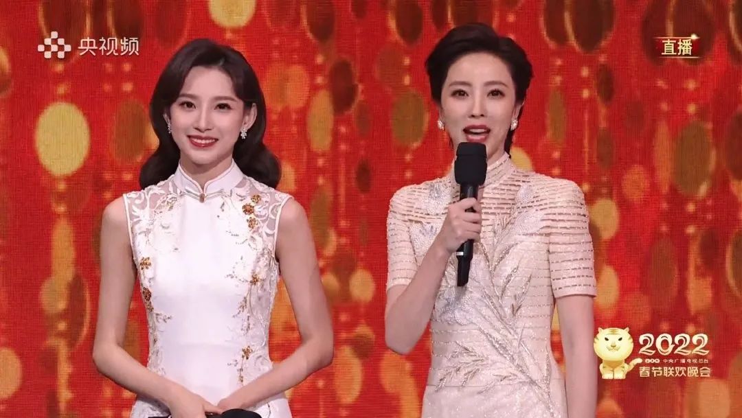央视春晚最美女主持1张后台偷拍照曝光原来我们都被她骗了