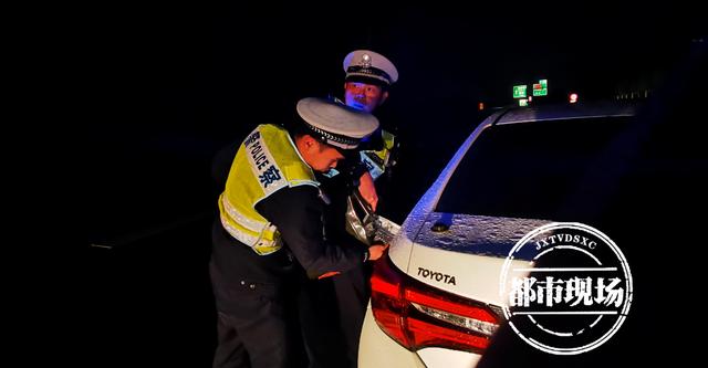 江西赣州:小车停在高速上,车内只有3个孩子:“妈妈买油去了”休闲区蓝鸢梦想 - Www.slyday.coM 江西赣州:小车停在高速上,车内只有3个孩子:“妈妈买油去了”休闲区蓝鸢梦想 - Www.slyday.coM