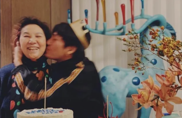 46岁陈坤晒与母亲合照庆生,戴金耳环嘟嘴卖萌,妈妈翡翠有巴掌大休闲区蓝鸢梦想 - Www.slyday.coM 46岁陈坤晒与母亲合照庆生,戴金耳环嘟嘴卖萌,妈妈翡翠有巴掌大休闲区蓝鸢梦想 - Www.slyday.coM