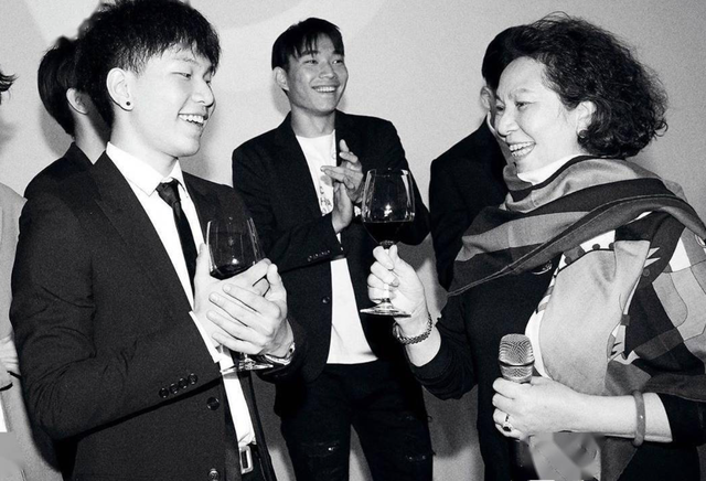 46岁陈坤晒与母亲合照庆生,戴金耳环嘟嘴卖萌,妈妈翡翠有巴掌大休闲区蓝鸢梦想 - Www.slyday.coM 46岁陈坤晒与母亲合照庆生,戴金耳环嘟嘴卖萌,妈妈翡翠有巴掌大休闲区蓝鸢梦想 - Www.slyday.coM