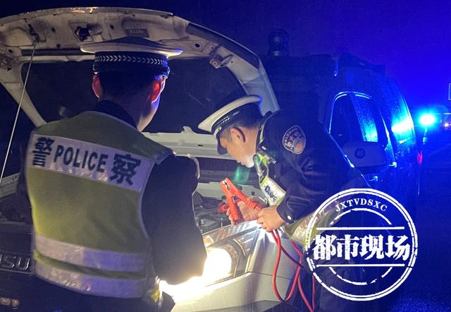 江西赣州:小车停在高速上,车内只有3个孩子:“妈妈买油去了”休闲区蓝鸢梦想 - Www.slyday.coM 江西赣州:小车停在高速上,车内只有3个孩子:“妈妈买油去了”休闲区蓝鸢梦想 - Www.slyday.coM