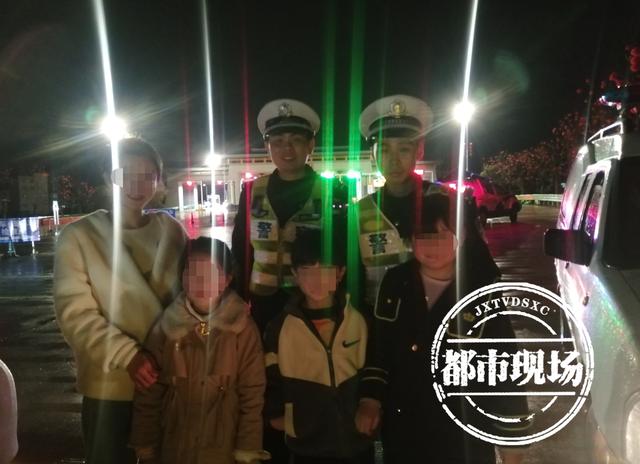 江西赣州:小车停在高速上,车内只有3个孩子:“妈妈买油去了”休闲区蓝鸢梦想 - Www.slyday.coM 江西赣州:小车停在高速上,车内只有3个孩子:“妈妈买油去了”休闲区蓝鸢梦想 - Www.slyday.coM