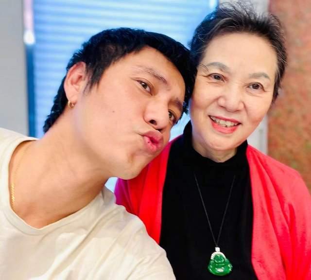 46岁陈坤晒与母亲合照庆生,戴金耳环嘟嘴卖萌,妈妈翡翠有巴掌大休闲区蓝鸢梦想 - Www.slyday.coM 46岁陈坤晒与母亲合照庆生,戴金耳环嘟嘴卖萌,妈妈翡翠有巴掌大休闲区蓝鸢梦想 - Www.slyday.coM