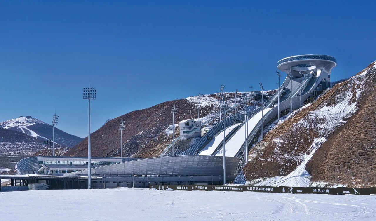 从冰玉环看国家跳台滑雪中心空中步道"冰玉环",由来自瑞士前期团队