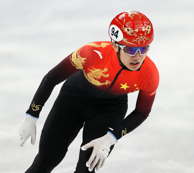 冰上博尔特！武大靖减速撞线，<a href=