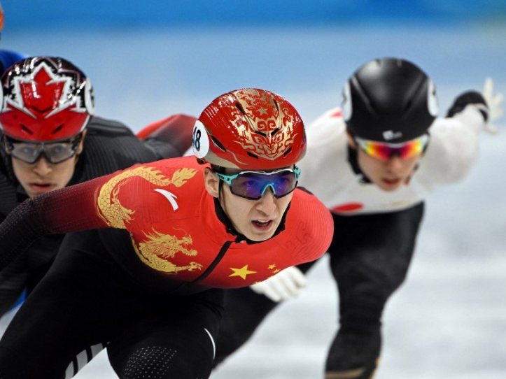 冰上博尔特！武大靖减速撞线，<a href=