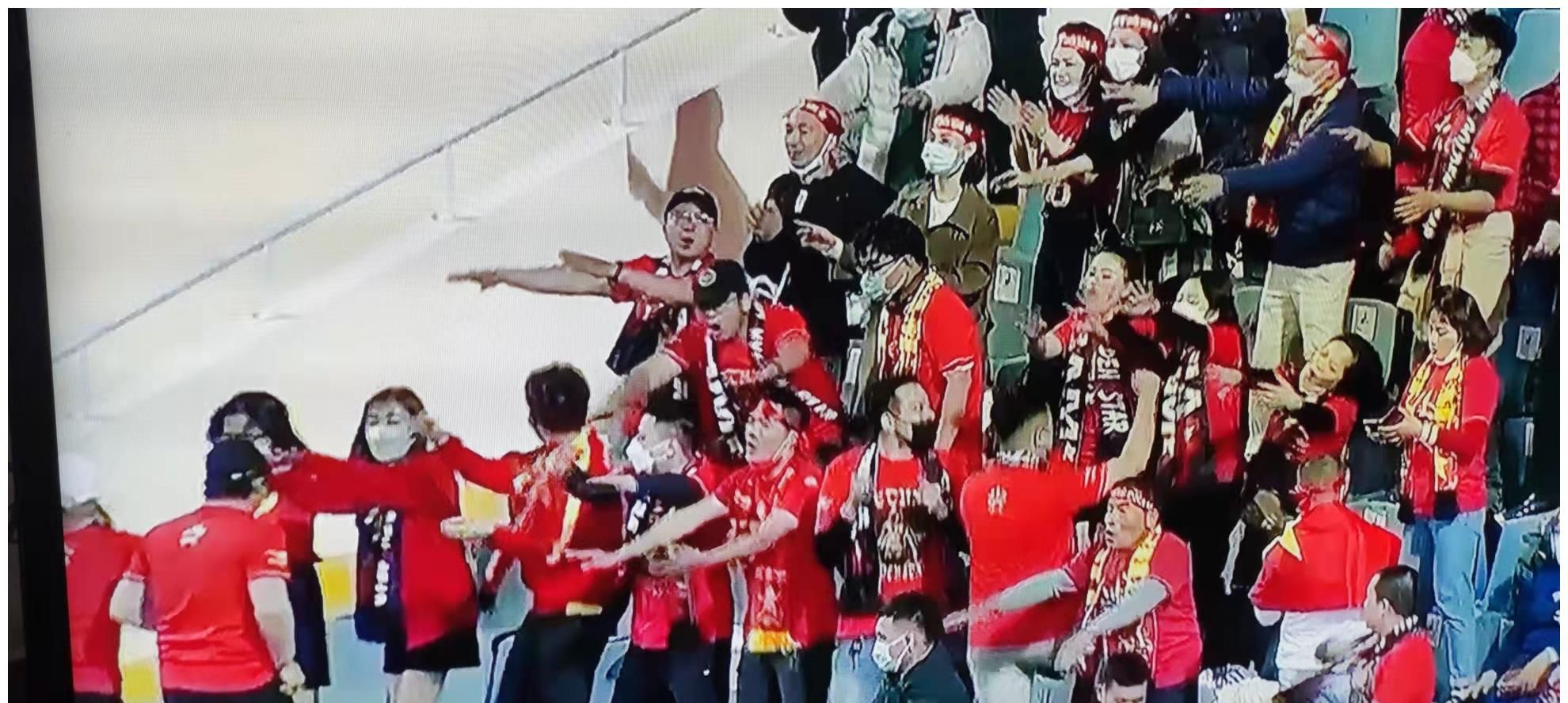 华人球迷目睹国足河内惨败记：越南女球迷不停尖叫 街上摩托狂欢