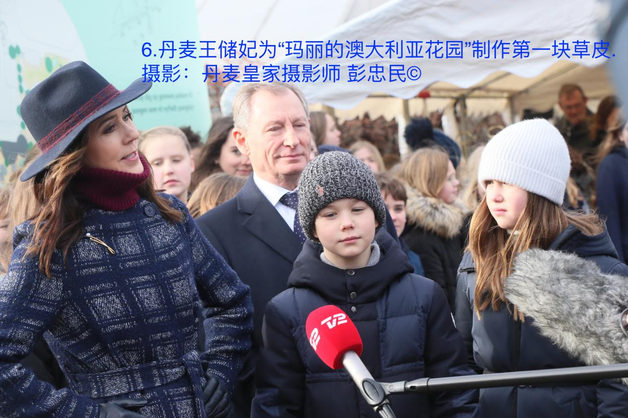 丹麦王储妃玛丽,文森特王子和丹麦约瑟芬公主来到企鹅馆,在动物园饲养