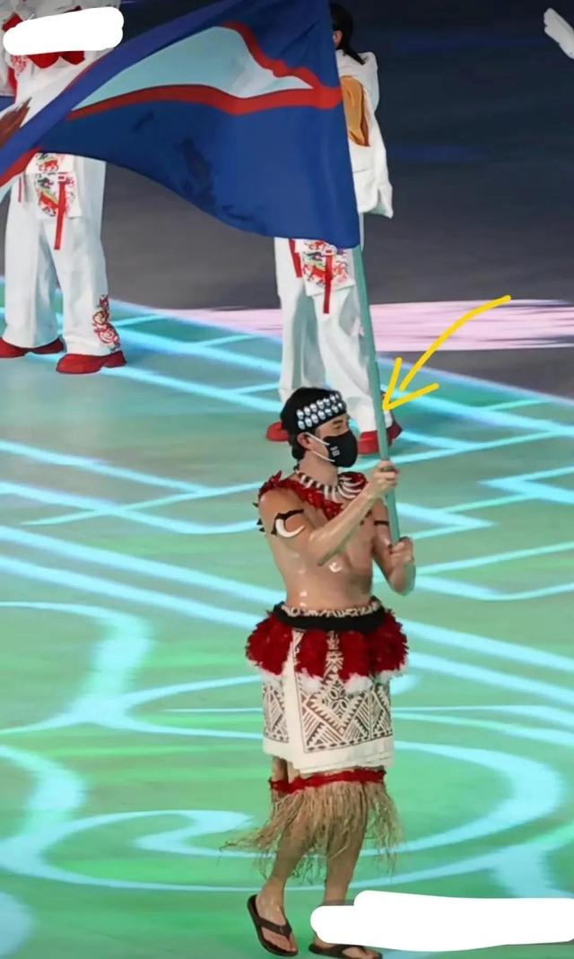 冬奥会开幕式3个有趣瞬间:穿夏衣的男旗手,帅气的“假笑”小哥休闲区蓝鸢梦想 - Www.slyday.coM 冬奥会开幕式3个有趣瞬间:穿夏衣的男旗手,帅气的“假笑”小哥休闲区蓝鸢梦想 - Www.slyday.coM