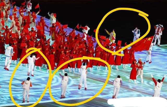 冬奥邓超爬上热搜第一,开幕式“假笑”男孩和蹦跳的气氛组也火了休闲区蓝鸢梦想 - Www.slyday.coM 冬奥邓超爬上热搜第一,开幕式“假笑”男孩和蹦跳的气氛组也火了休闲区蓝鸢梦想 - Www.slyday.coM