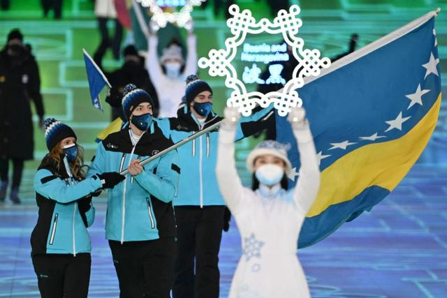 冬奥会开幕式3个有趣瞬间:穿夏衣的男旗手,帅气的“假笑”小哥休闲区蓝鸢梦想 - Www.slyday.coM 冬奥会开幕式3个有趣瞬间:穿夏衣的男旗手,帅气的“假笑”小哥休闲区蓝鸢梦想 - Www.slyday.coM