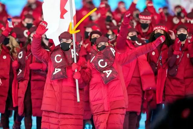 冬奥会开幕式3个有趣瞬间:穿夏衣的男旗手,帅气的“假笑”小哥休闲区蓝鸢梦想 - Www.slyday.coM 冬奥会开幕式3个有趣瞬间:穿夏衣的男旗手,帅气的“假笑”小哥休闲区蓝鸢梦想 - Www.slyday.coM