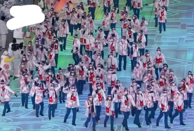 冬奥会开幕式3个有趣瞬间:穿夏衣的男旗手,帅气的“假笑”小哥休闲区蓝鸢梦想 - Www.slyday.coM 冬奥会开幕式3个有趣瞬间:穿夏衣的男旗手,帅气的“假笑”小哥休闲区蓝鸢梦想 - Www.slyday.coM