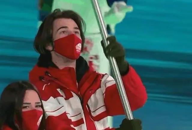 冬奥会开幕式3个有趣瞬间:穿夏衣的男旗手,帅气的“假笑”小哥休闲区蓝鸢梦想 - Www.slyday.coM 冬奥会开幕式3个有趣瞬间:穿夏衣的男旗手,帅气的“假笑”小哥休闲区蓝鸢梦想 - Www.slyday.coM