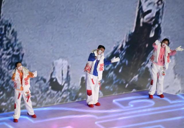 冬奥会开幕式3个有趣瞬间:穿夏衣的男旗手,帅气的“假笑”小哥休闲区蓝鸢梦想 - Www.slyday.coM 冬奥会开幕式3个有趣瞬间:穿夏衣的男旗手,帅气的“假笑”小哥休闲区蓝鸢梦想 - Www.slyday.coM