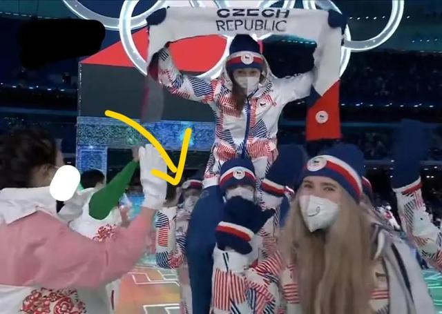 冬奥会开幕式3个有趣瞬间:穿夏衣的男旗手,帅气的“假笑”小哥休闲区蓝鸢梦想 - Www.slyday.coM 冬奥会开幕式3个有趣瞬间:穿夏衣的男旗手,帅气的“假笑”小哥休闲区蓝鸢梦想 - Www.slyday.coM