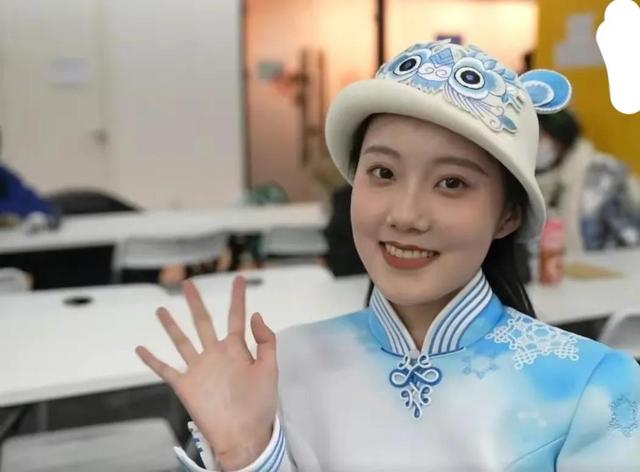 冬奥会开幕式3个有趣瞬间:穿夏衣的男旗手,帅气的“假笑”小哥休闲区蓝鸢梦想 - Www.slyday.coM 冬奥会开幕式3个有趣瞬间:穿夏衣的男旗手,帅气的“假笑”小哥休闲区蓝鸢梦想 - Www.slyday.coM