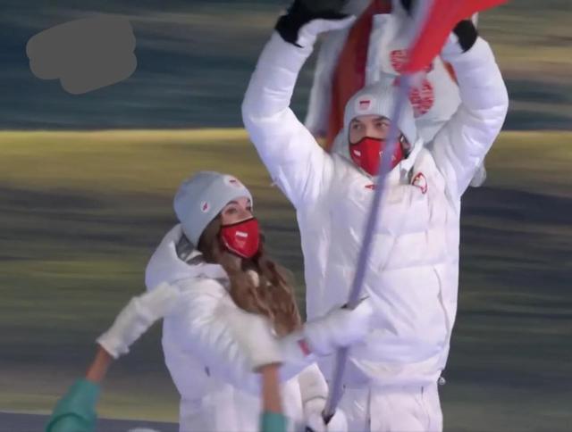 冬奥会开幕式3个有趣瞬间:穿夏衣的男旗手,帅气的“假笑”小哥休闲区蓝鸢梦想 - Www.slyday.coM 冬奥会开幕式3个有趣瞬间:穿夏衣的男旗手,帅气的“假笑”小哥休闲区蓝鸢梦想 - Www.slyday.coM