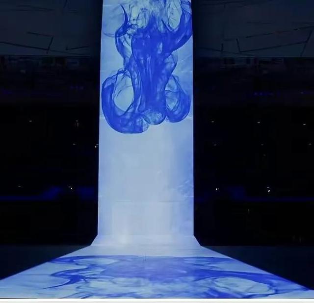 冬奥会开幕式3个有趣瞬间:穿夏衣的男旗手,帅气的“假笑”小哥休闲区蓝鸢梦想 - Www.slyday.coM 冬奥会开幕式3个有趣瞬间:穿夏衣的男旗手,帅气的“假笑”小哥休闲区蓝鸢梦想 - Www.slyday.coM