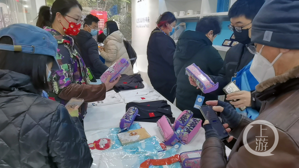 冰墩墩旋风刮到重庆!市民排队2小时抢购线上卖到脱销,什么叫做“国民网红”啊?休闲区蓝鸢梦想 - Www.slyday.coM 冰墩墩旋风刮到重庆!市民排队2小时抢购线上卖到脱销,什么叫做“国民网红”啊?休闲区蓝鸢梦想 - Www.slyday.coM