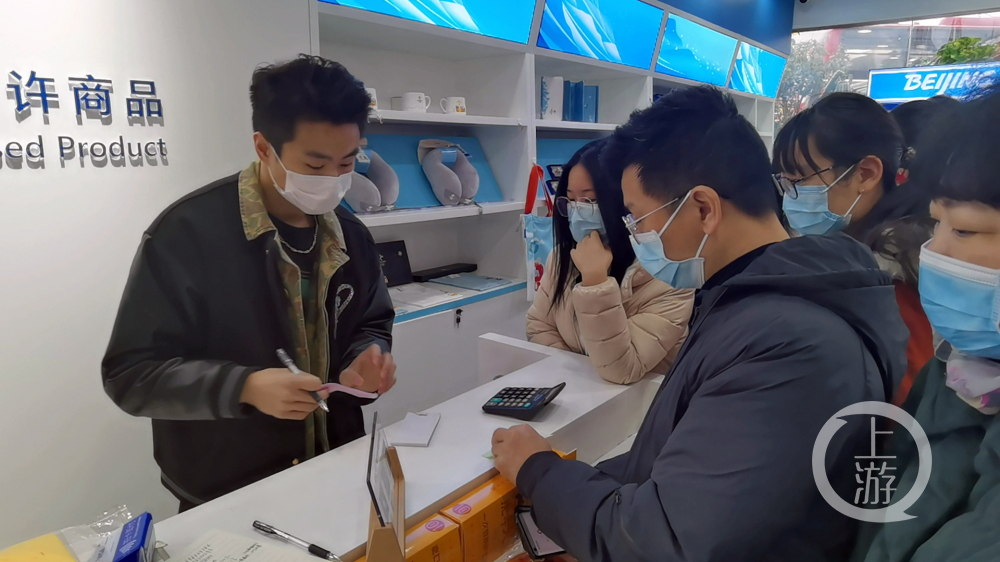 冰墩墩旋风刮到重庆!市民排队2小时抢购线上卖到脱销,什么叫做“国民网红”啊?休闲区蓝鸢梦想 - Www.slyday.coM 冰墩墩旋风刮到重庆!市民排队2小时抢购线上卖到脱销,什么叫做“国民网红”啊?休闲区蓝鸢梦想 - Www.slyday.coM