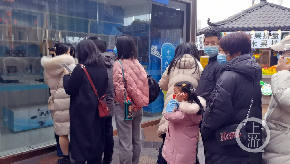 冰墩墩旋风刮到重庆!市民排队2小时抢购线上卖到脱销,什么叫做“国民网红”啊?休闲区蓝鸢梦想 - Www.slyday.coM 冰墩墩旋风刮到重庆!市民排队2小时抢购线上卖到脱销,什么叫做“国民网红”啊?休闲区蓝鸢梦想 - Www.slyday.coM