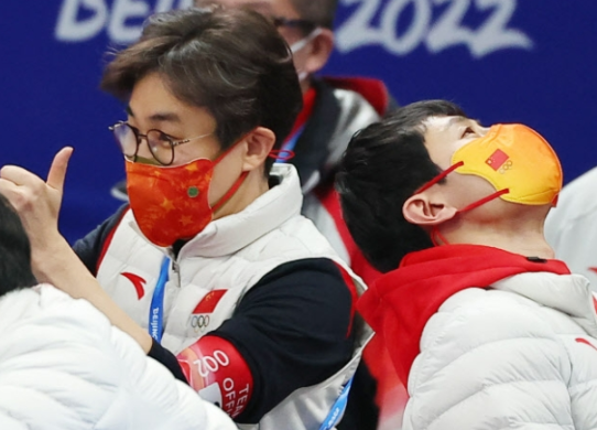 开门黑！韩媒吐槽：中国队有东道主优势，一碰就犯规，对<a href=