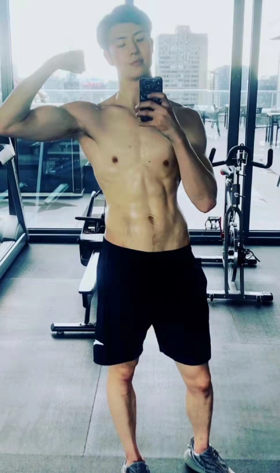 冰舞选手柳鑫宇，身高一米九，蛮奶的脸但是身材好绝冰舞柳鑫宇_新浪新闻