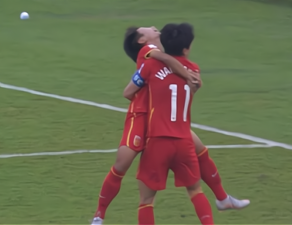 0-2到2-2！中国女足5分钟2球，水指导振臂庆祝，<a href=