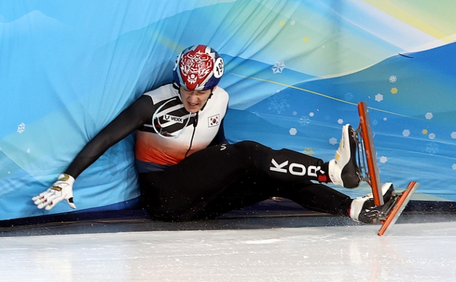 开门黑！韩媒吐槽：中国队有东道主优势，一碰就犯规，对<a href=