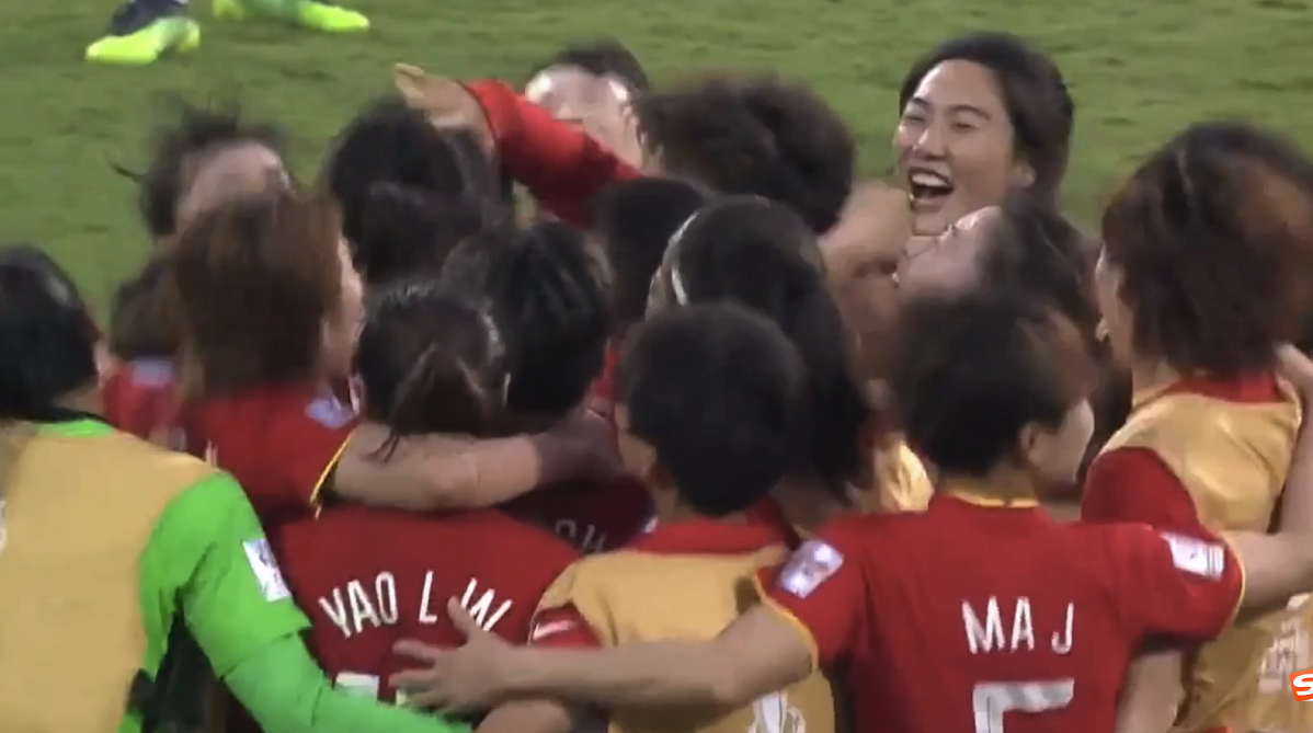 女足3-2夺冠！水庆霞蹦跶庆祝，全员咧嘴+抬起水导，<a href=