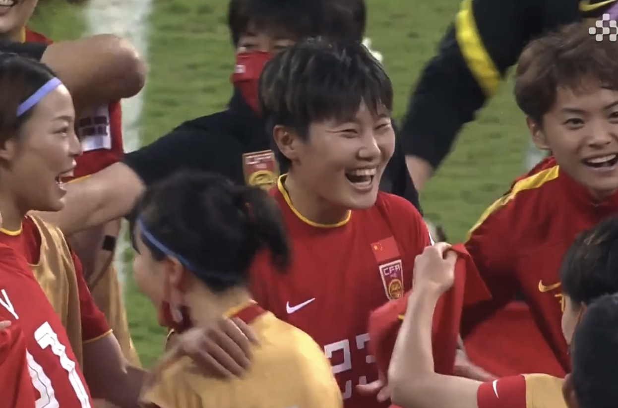 女足3-2夺冠！水庆霞蹦跶庆祝，全员咧嘴+抬起水导，<a href=