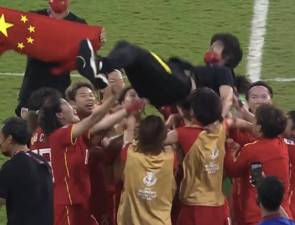 女足3-2夺冠！水庆霞蹦跶庆祝，全员咧嘴+抬起水导，<a href=