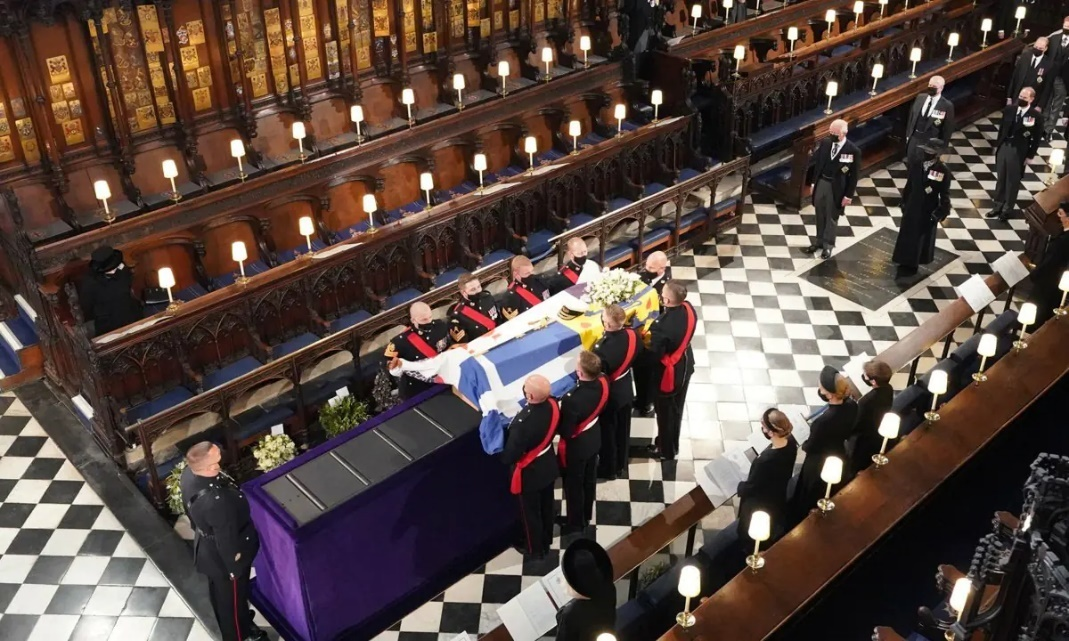 2021年4月9日，菲利普亲王于当天上午逝世，享年 99 岁，葬礼于4月17日举行。为遵循疫情隔离规定，英国女王独自坐在教堂角落。