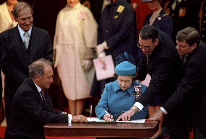 1982年4月17日，伊丽莎白二世在加拿大正式签署法案，将加拿大宪法的修宪权由英国议会移交加拿大国会，至此加拿大与英国在宪法上的特殊关系终结。