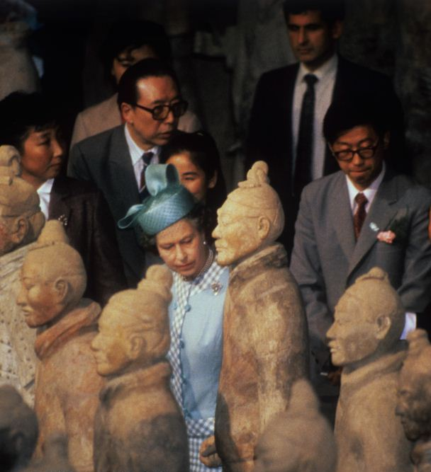 1986年，伊丽莎白二世在西安参观兵马俑