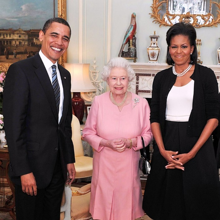  在2009年G20峰会前，时任美国总统奥巴马与夫人米歇尔受到了英国女王伊丽莎白二世的招待，奥巴马夫妇将一款iPod送给女王