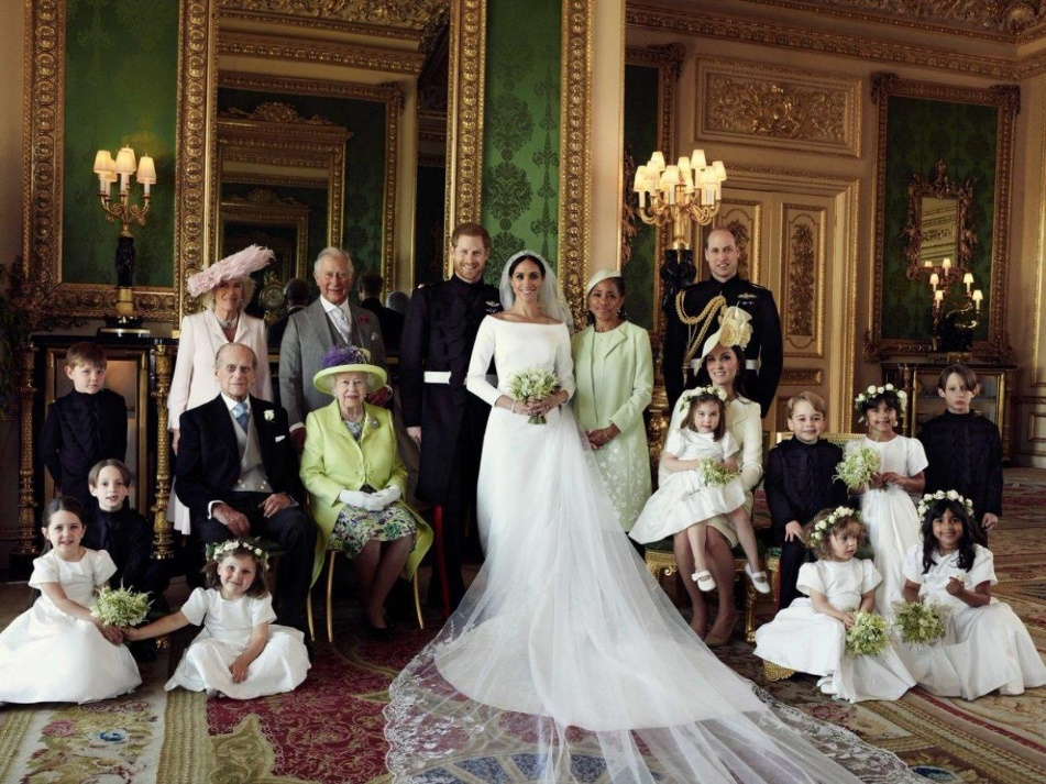 2018年5月18日，哈里王子与美国女演员梅根·马克尔举行婚礼，英国女王伊丽莎白二世参加王室合照。2020年，哈里和梅根宣布放弃王室高级成员头衔，不再代表王室和女王出面、承担王室公务。祖母伊丽莎白二世女王说，哈里任何时候都是她的孙子，英国王室的血脉。