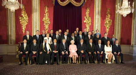 2009年4月1日，英国女王伊丽莎白二世与G20领导人合影
