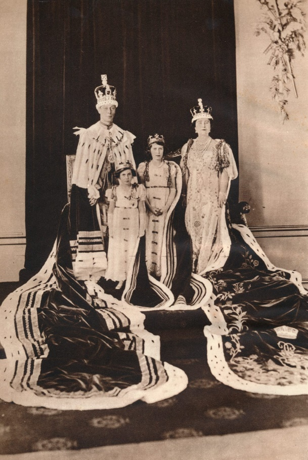 1937年5月12日，伊丽莎白与妹妹玛丽格特在其父母的加冕仪式上。