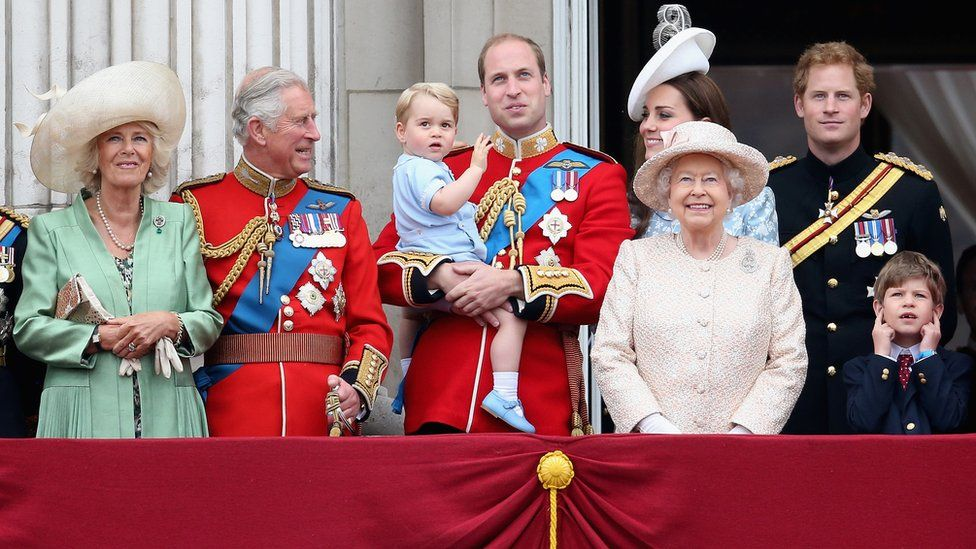 2016年9月，伊丽莎白二世穿着石灰色的西装参加她的90岁生日庆祝活动。