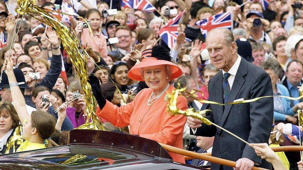 女王于2002年庆祝登基50周年，菲利普亲王陪伴在她身边。