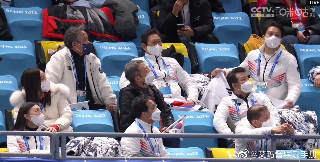 摔倒后，镜头切到教练席，<a href=