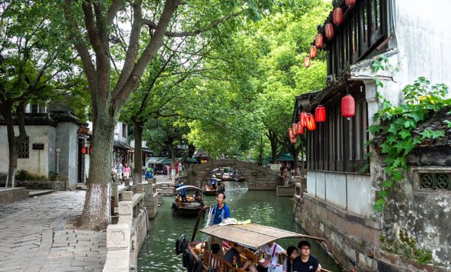 在苏州吴江区就有一座古镇,江南水乡风貌十足,国家5a级旅游景区.