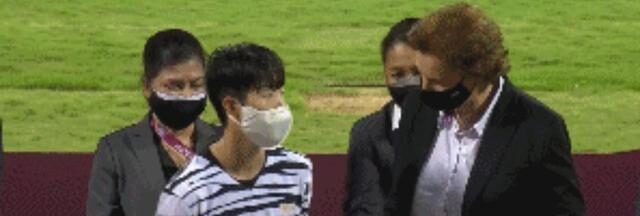 亚洲杯个人颁奖，王珊珊最佳球员，朱钰最佳门将，<a href=