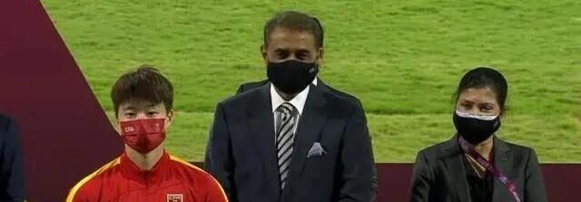 亚洲杯个人颁奖，王珊珊最佳球员，朱钰最佳门将，<a href=