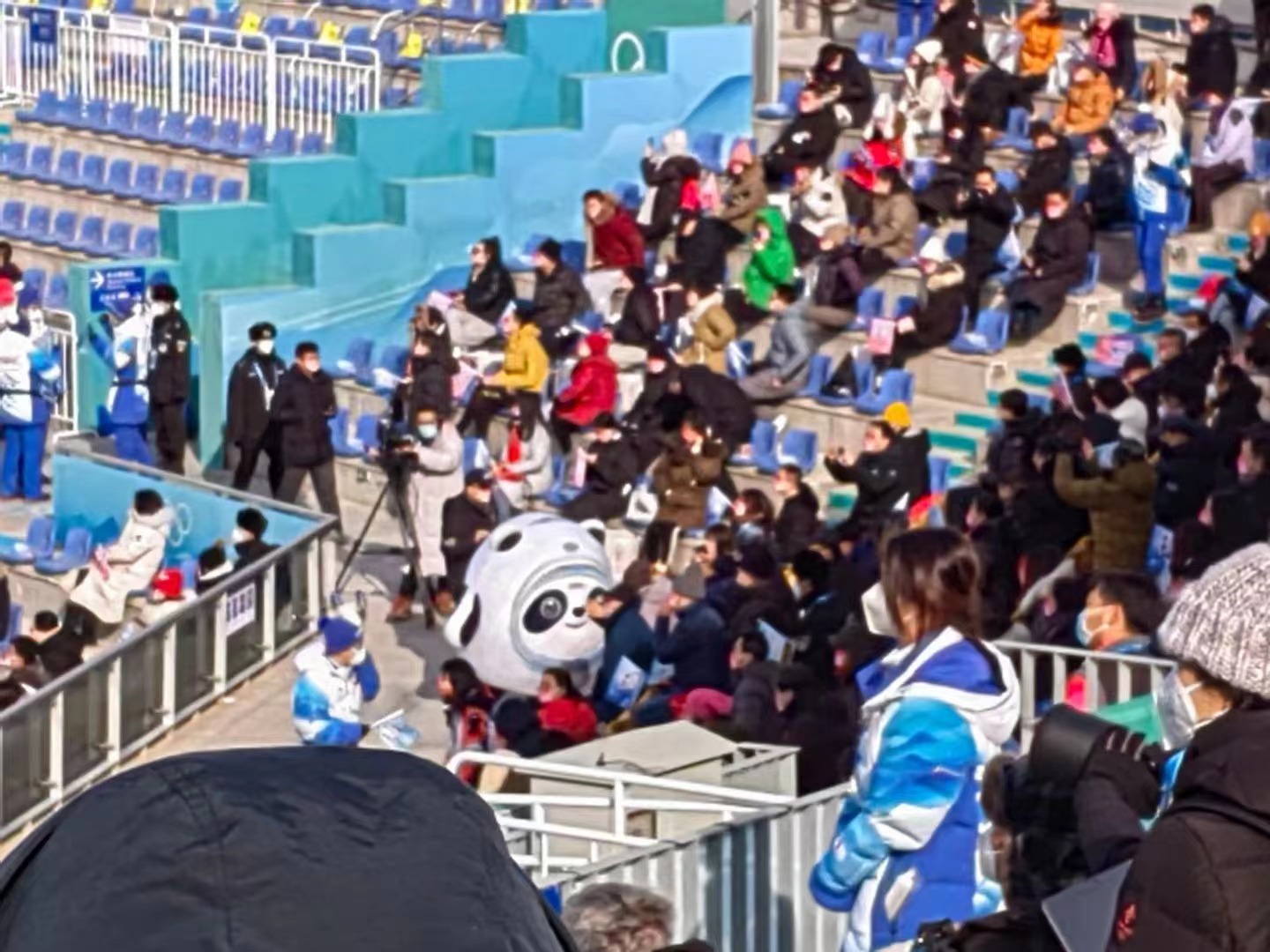 看谷爱凌首秀“太过瘾了!”首钢滑雪大跳台首批冬奥观众点赞运动员休闲区蓝鸢梦想 - Www.slyday.coM 看谷爱凌首秀“太过瘾了!”首钢滑雪大跳台首批冬奥观众点赞运动员休闲区蓝鸢梦想 - Www.slyday.coM