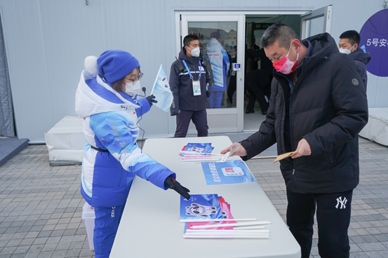 看谷爱凌首秀“太过瘾了!”首钢滑雪大跳台首批冬奥观众点赞运动员休闲区蓝鸢梦想 - Www.slyday.coM 看谷爱凌首秀“太过瘾了!”首钢滑雪大跳台首批冬奥观众点赞运动员休闲区蓝鸢梦想 - Www.slyday.coM