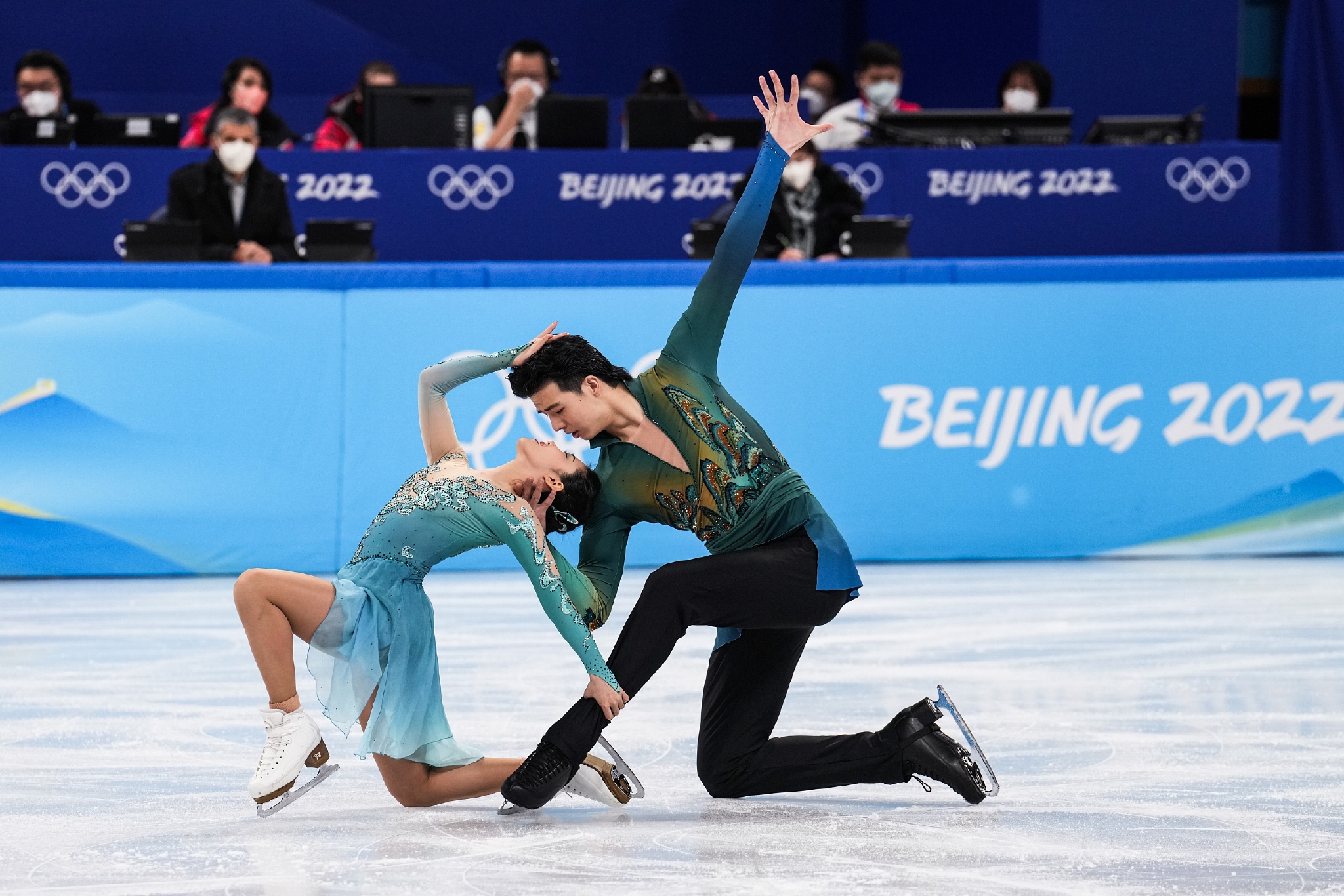 王诗玥和柳鑫宇,男伴是山、女伴是水,取青山绿水意。